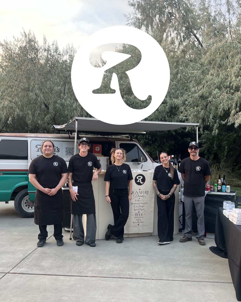 The full Rikki's Mobile Bar crew at an event